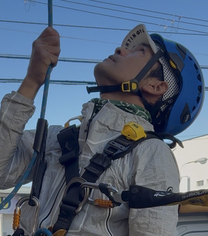 ロープアクセスで外壁近くにアクセスする様子