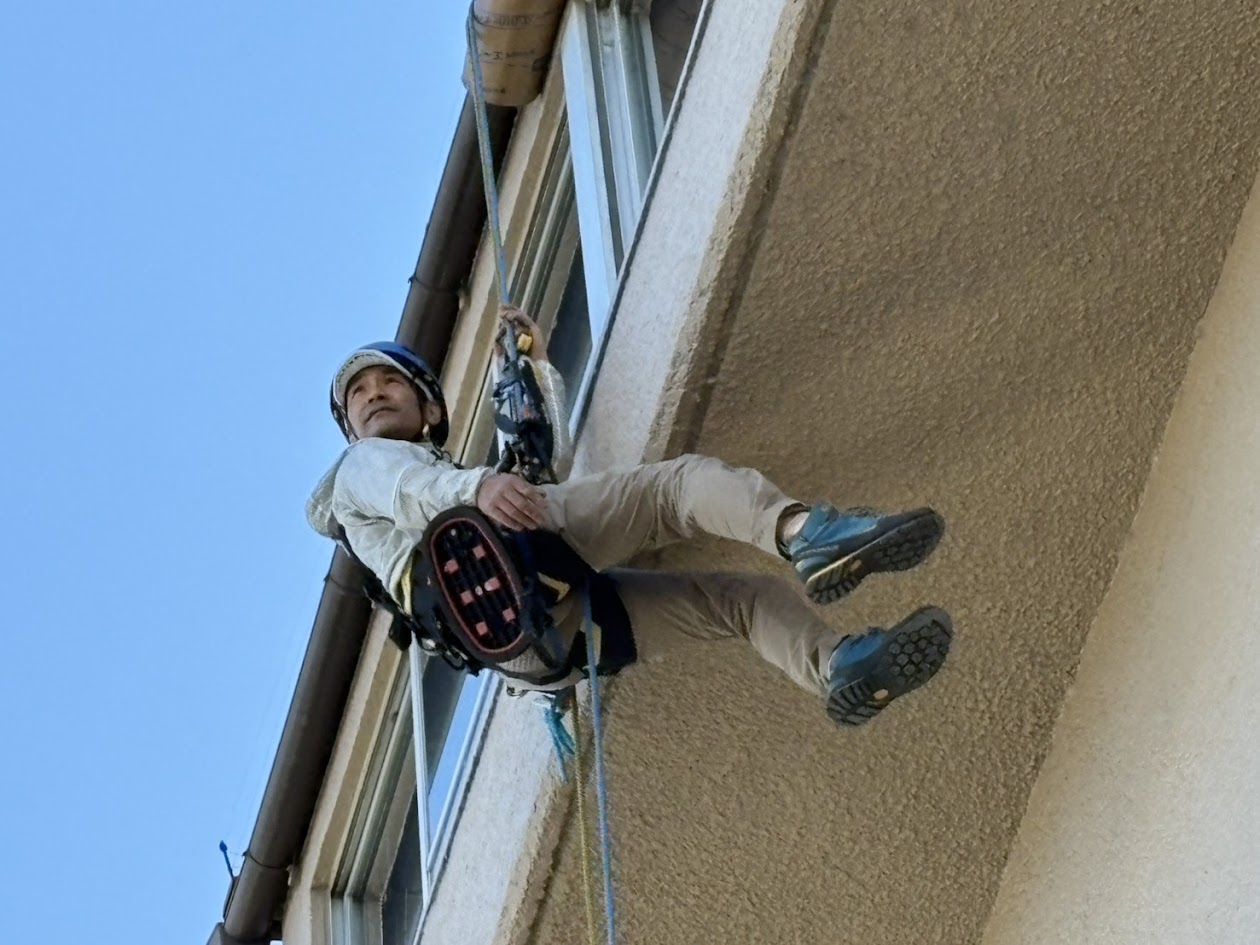 ロープアクセスの装備と姿勢の様子